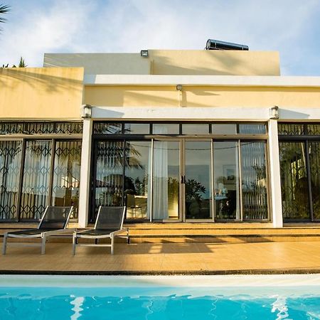 Villa Angelou - Sunlit Beach Getaway With Pool And Wifi Belle Mare Exterior photo